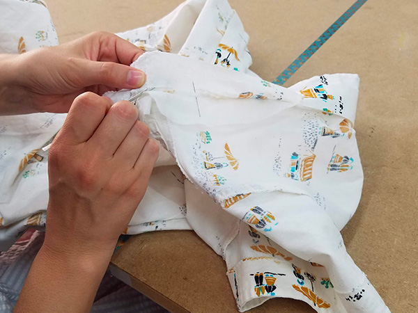 J'apprends à retoucher un vêtement