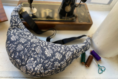 Votre sac demi-lune sur mesure, créé à l’atelier Inari